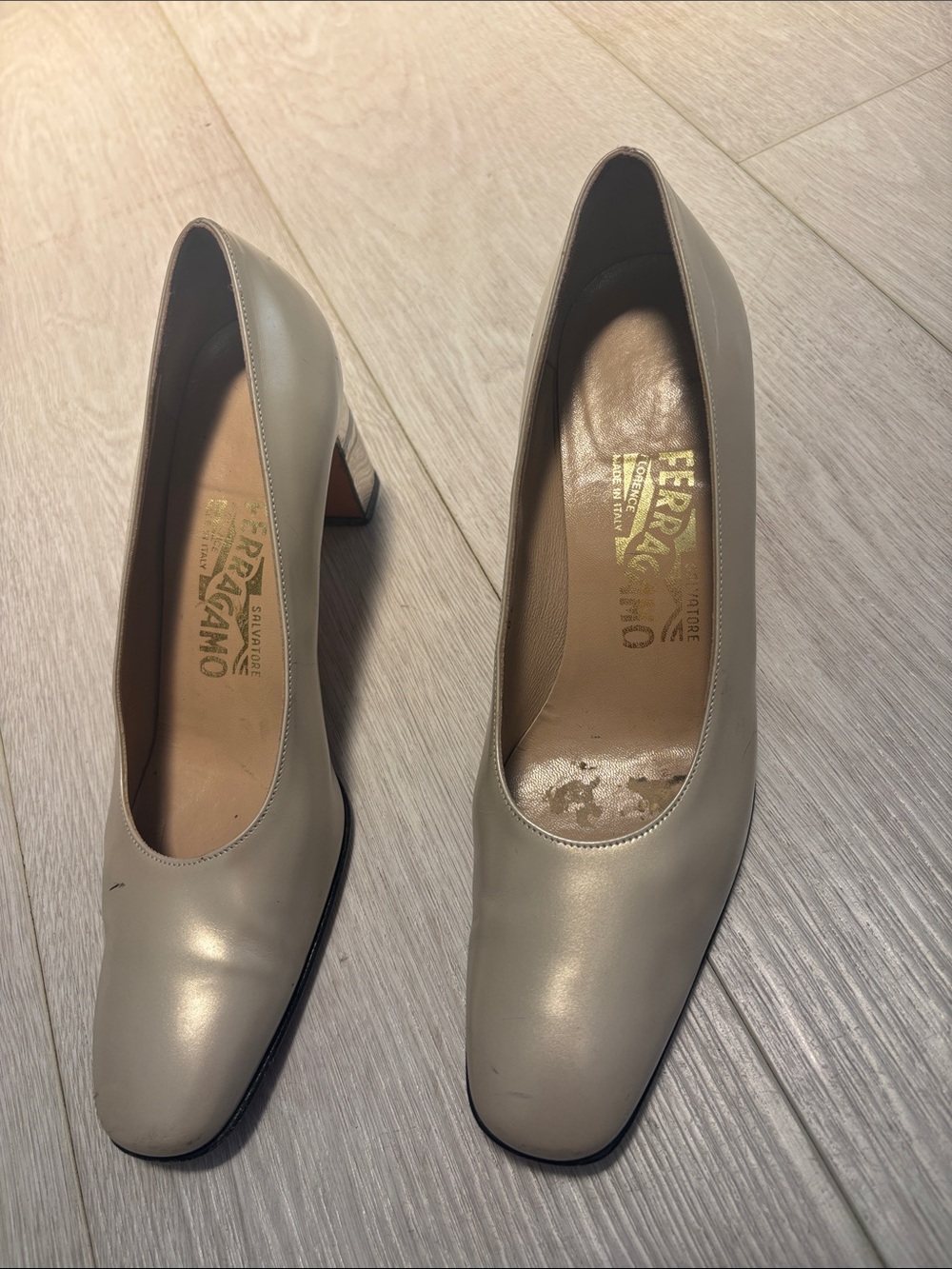 Salvatore Ferragamo Iridescent Pearl Ivory Leather Low Heel Pumps Italy 7.5 3A